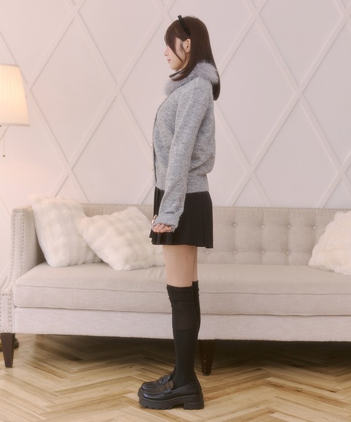 Rmine(アールマイン)の「ファー襟 ナポレオン ゴールドボタン ジップアップ ニット(カーディガン/ボレロ・レディース・ホワイト/ベージュ/グレー・FREE)」の19枚目の写真