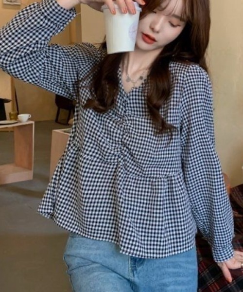 lulufa(ルルファ)の「Vネックギャザーギンガムチェックペプラムブラウス(シャツ/ブラウス・レディース・ブルー/ブラック・FREE)」の4枚目の写真