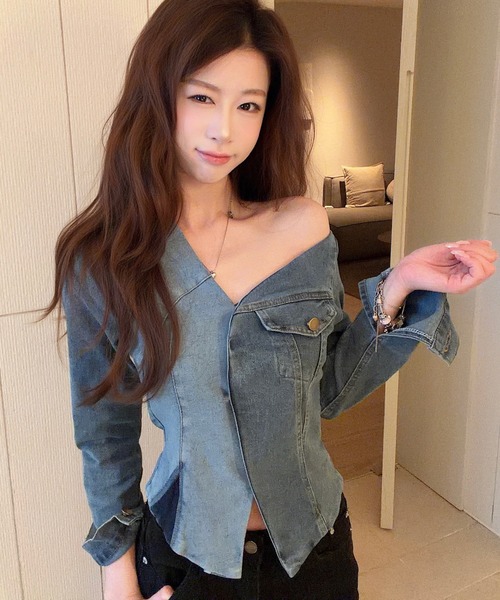 FAVORITO(ファヴォリート)の「オフショルダーVネックデニムトップス(その他トップス・レディース・ブルー・M/L/S)」の4枚目の写真