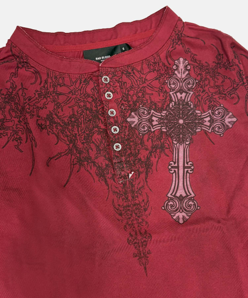 BADBLOOD(バッドブラッド)の「T.M.V. RELIC CROSS ワークショップ ヘンリー ロングスリーブ - ボルドー(Tシャツ/カットソー・レディース・その他・SMALL/MEDIUM/LARGE)」の4枚目の写真