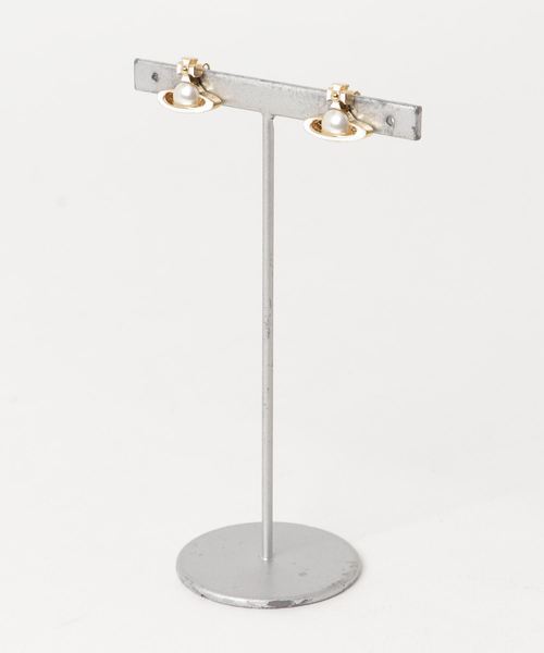 Vivienne Westwood(ヴィヴィアンウエストウッド)の「BE1654/IRIS BAS RELIEF EARRINGS(ピアス(両耳用)・レディース・ゴールド/ピンクゴールド/ライラック/シルバー・FREE)」の2枚目の写真