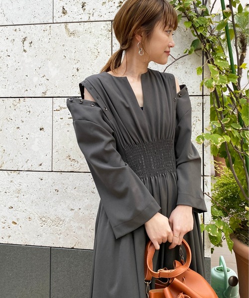 PICCIN(ピッチン)の「オープンショルダーワンピース(ワンピース・レディース・ネイビー/カーキ・MEDIUM)」の22枚目の写真