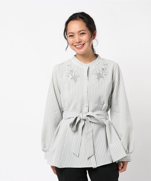 axes femme（アクシーズファム）の「花刺繍バンドカラーシャツ