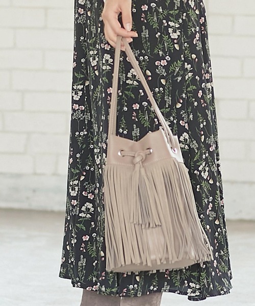 KOBE LETTUCE（コウベレタス）の「フリンジラウンドバッグ（ハンドバッグ・レディース・アイボリー/グレー/イエロー/グレイッシュベージュ・FREE）」の3枚目の写真