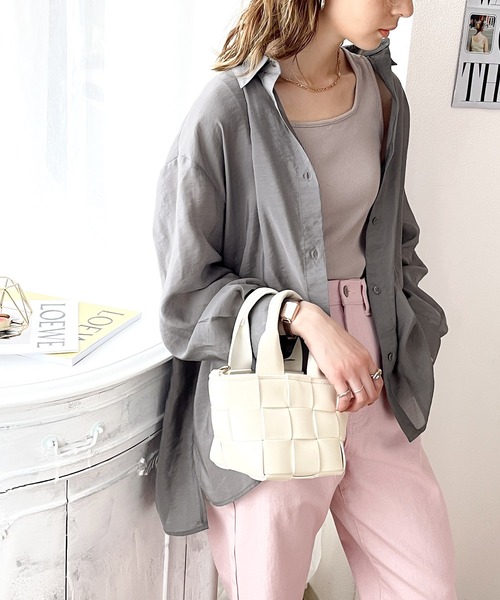 classicalelf(クラシカルエルフ)の「上品な光沢感。シアー素材ビッグシャツ(長袖)(シャツ/ブラウス・レディース・ブラック/オフホワイト/ライトベージュ/ブラウン/パープル/ライトカーキ/ライラック/チャコールグレー・MEDIUM/LARGE/X-LARGE/SMALL)」の12枚目の写真