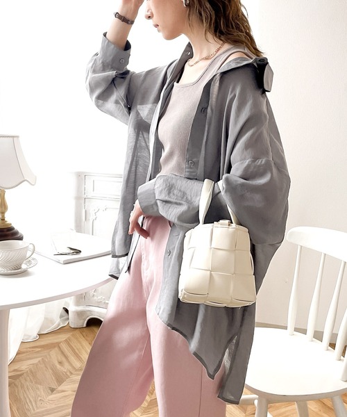 classicalelf(クラシカルエルフ)の「上品な光沢感。シアー素材ビッグシャツ(長袖)(シャツ/ブラウス・レディース・ブラック/オフホワイト/ライトベージュ/ブラウン/パープル/ライトカーキ/ライラック/チャコールグレー・MEDIUM/LARGE/X-LARGE/SMALL)」の13枚目の写真