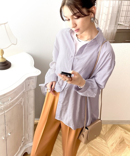 classicalelf(クラシカルエルフ)の「上品な光沢感。シアー素材ビッグシャツ(長袖)(シャツ/ブラウス・レディース・ブラック/オフホワイト/ライトベージュ/ブラウン/パープル/ライトカーキ/ライラック/チャコールグレー・MEDIUM/LARGE/X-LARGE/SMALL)」の11枚目の写真