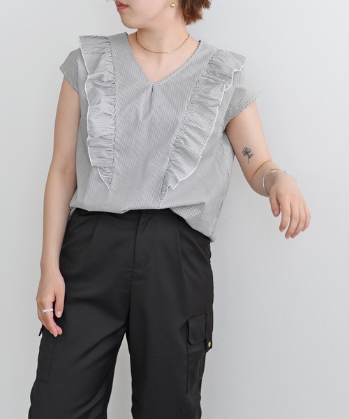 palm RICHE(ポームリシュ)の「ラッフルフリルフレンチスリーブトップス(シャツ/ブラウス・レディース・ブラック/オフホワイト/サックスブルー・M)」の8枚目の写真