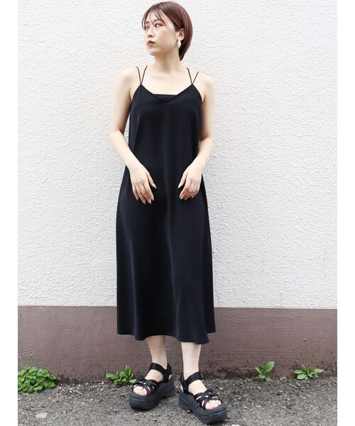 MURUA（ムルーア）の「バッククロスキャミワンピース（ワンピース・レディース・アイボリー/グレー/ブラック・FREE）」の2枚目の写真