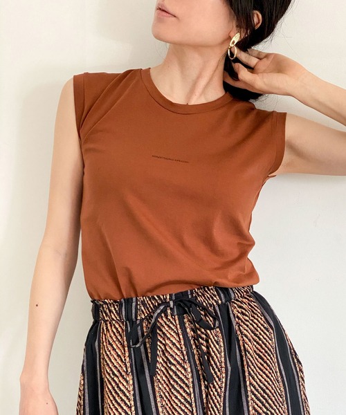 ottilie(オティーリエ)の「ちびロゴノースリーブ(Tシャツ/カットソー・レディース・チャコールグレー/ブラウン/オフホワイト/カーキ・FREE)」の3枚目の写真