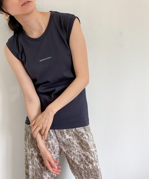 ottilie(オティーリエ)の「ちびロゴノースリーブ(Tシャツ/カットソー・レディース・チャコールグレー/ブラウン/オフホワイト/カーキ・FREE)」の1枚目の写真