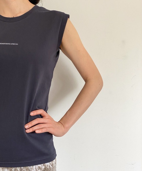 ottilie(オティーリエ)の「ちびロゴノースリーブ(Tシャツ/カットソー・レディース・チャコールグレー/ブラウン/オフホワイト/カーキ・FREE)」の16枚目の写真
