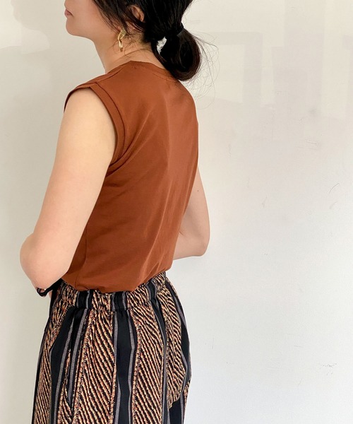 ottilie(オティーリエ)の「ちびロゴノースリーブ(Tシャツ/カットソー・レディース・チャコールグレー/ブラウン/オフホワイト/カーキ・FREE)」の7枚目の写真