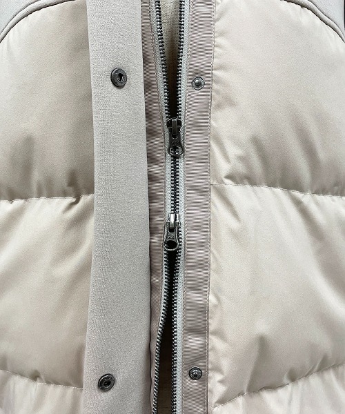 LUGIVA（ルギヴァ）の「ダンボールニット+タフタ ミドル丈ダウンジャケット（ダウンジャケット/コート・レディース・ブラック/グレー/モカ・M）」の22枚目の写真