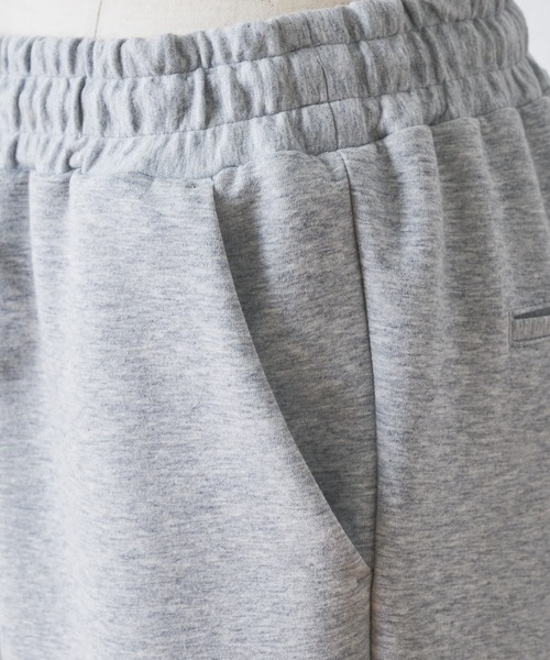BEARDSLEY（ビアズリー）の「履き心地◎楽なのにきれい見え、ラインを拾わないダンボールパンツ（その他パンツ・レディース・ブラック/グレー・1/0/2）」の10枚目の写真