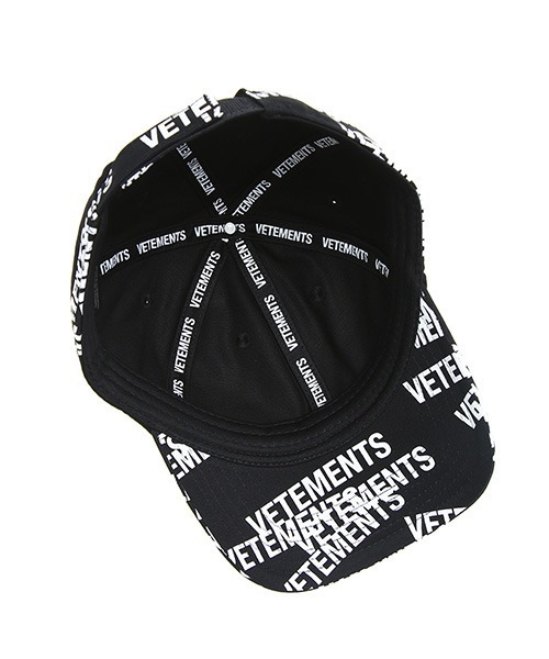 VETEMENTS（ヴェトモン）の「VETEMENTS / ヴェトモン：STAMPED LOGO CAP：UA52CA950[RIP]（キャップ・メンズ・ブラック・FREE）」の5枚目の写真