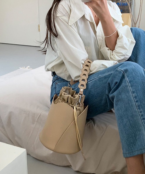 me+em select（ミームセレクト）の「チェーンレザー巾着ワンハンドルバッグ（ショルダーストラップ付き）（ハンドバッグ・レディース・アイボリー/ベージュ/ブラウン/ブラック・FREE）」の17枚目の写真