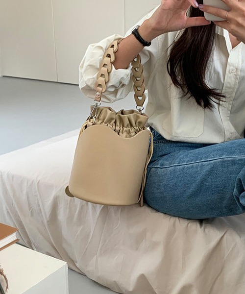 me+em select（ミームセレクト）の「チェーンレザー巾着ワンハンドルバッグ（ショルダーストラップ付き）（ハンドバッグ・レディース・アイボリー/ベージュ/ブラウン/ブラック・FREE）」の19枚目の写真