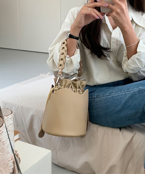 me+em select（ミームセレクト）の「チェーンレザー巾着ワンハンドルバッグ（ショルダーストラップ付き）（ハンドバッグ・レディース・アイボリー/ベージュ/ブラウン/ブラック・FREE）」の20枚目の写真