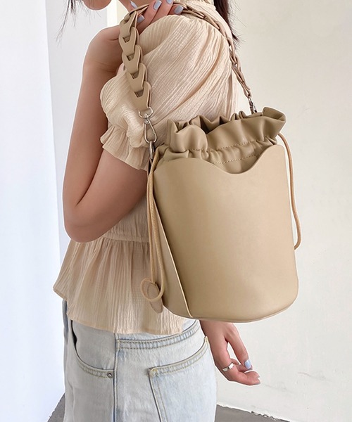 me+em select（ミームセレクト）の「チェーンレザー巾着ワンハンドルバッグ（ショルダーストラップ付き）（ハンドバッグ・レディース・アイボリー/ベージュ/ブラウン/ブラック・FREE）」の15枚目の写真