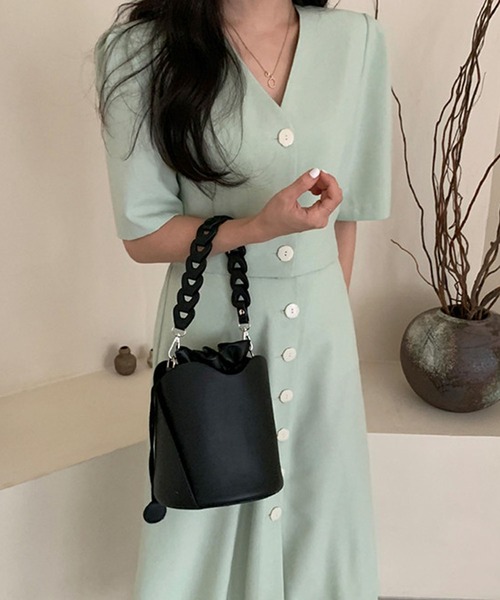 me+em select（ミームセレクト）の「チェーンレザー巾着ワンハンドルバッグ（ショルダーストラップ付き）（ハンドバッグ・レディース・アイボリー/ベージュ/ブラウン/ブラック・FREE）」の21枚目の写真