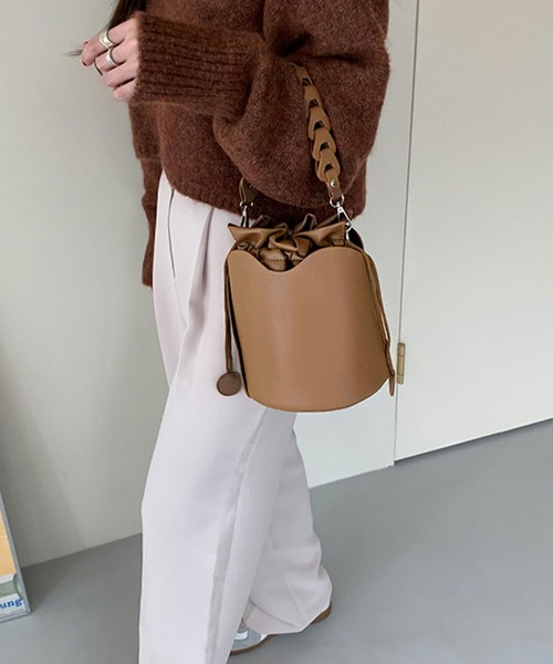 me+em select（ミームセレクト）の「チェーンレザー巾着ワンハンドルバッグ（ショルダーストラップ付き）（ハンドバッグ・レディース・アイボリー/ベージュ/ブラウン/ブラック・FREE）」の9枚目の写真