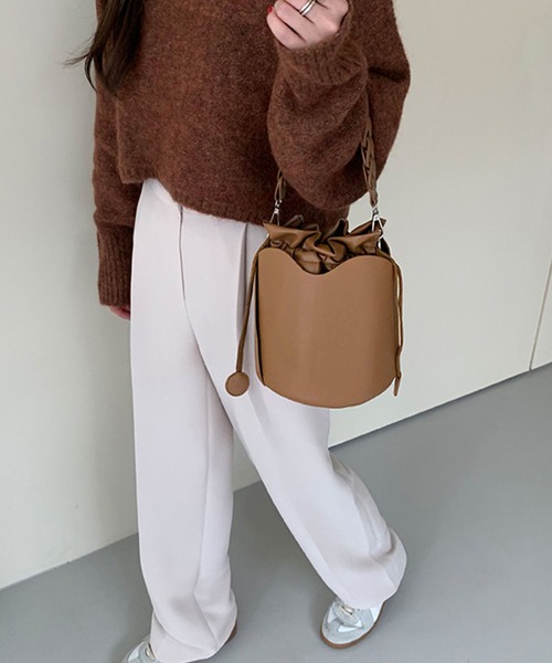 me+em select（ミームセレクト）の「チェーンレザー巾着ワンハンドルバッグ（ショルダーストラップ付き）（ハンドバッグ・レディース・アイボリー/ベージュ/ブラウン/ブラック・FREE）」の10枚目の写真