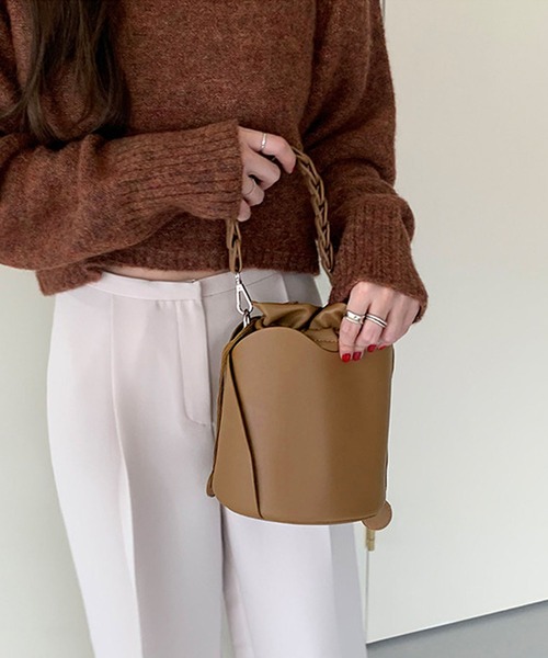 me+em select（ミームセレクト）の「チェーンレザー巾着ワンハンドルバッグ（ショルダーストラップ付き）（ハンドバッグ・レディース・アイボリー/ベージュ/ブラウン/ブラック・FREE）」の13枚目の写真