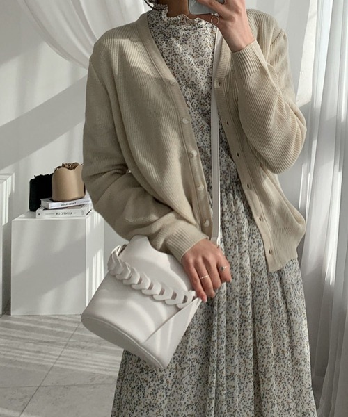 me+em select（ミームセレクト）の「チェーンレザー巾着ワンハンドルバッグ（ショルダーストラップ付き）（ハンドバッグ・レディース・アイボリー/ベージュ/ブラウン/ブラック・FREE）」の6枚目の写真