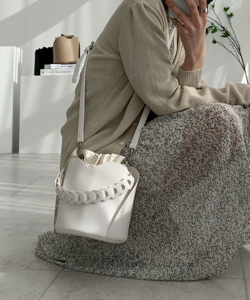 me+em select（ミームセレクト）の「チェーンレザー巾着ワンハンドルバッグ（ショルダーストラップ付き）（ハンドバッグ・レディース・アイボリー/ベージュ/ブラウン/ブラック・FREE）」の5枚目の写真