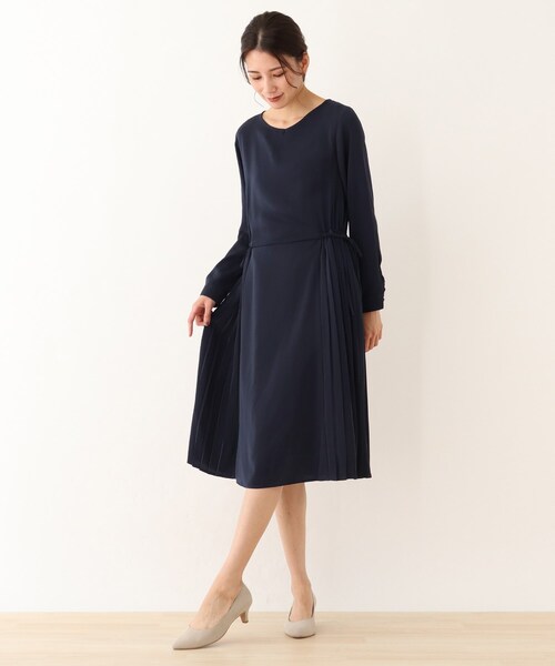 SHOO・LA・RUE（シューラルー）の「◆【S-3L】サイドプリーツワンピース（ワンピース・レディース・ブラック系1/ネイビー系1・01/02/03/04/05）」の2枚目の写真