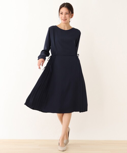 SHOO・LA・RUE（シューラルー）の「◆【S-3L】サイドプリーツワンピース（ワンピース・レディース・ブラック系1/ネイビー系1・01/02/03/04/05）」の4枚目の写真