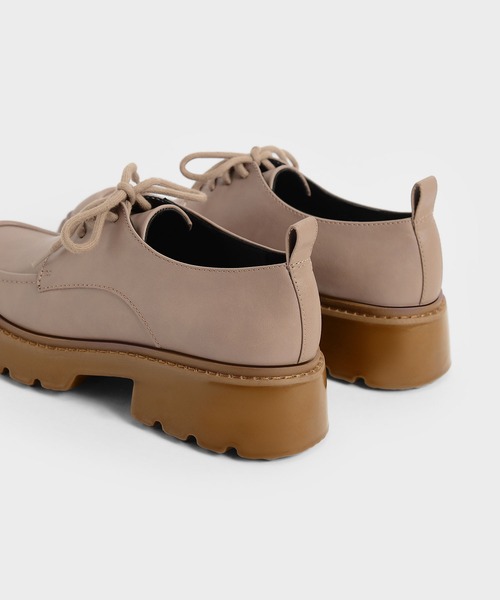 CHARLES & KEITH(チャールズ & キース)の「チャンキー ブローグ / Chunky Brogues(ドレスシューズ・レディース・オフホワイト/ライトベージュ/ブラック系その他2・22.5cm/23cm/23.5cm/24.5cm/25cm/25.5cm)」の4枚目の写真