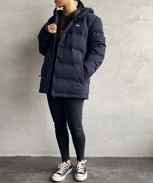 LACOSTE（ラコステ）の「[LACOSTE/ラコステ] ポリエステルピケ ワンポイントロゴダウンジャケット（ダウンジャケット/コート・レディース・ネイビー・48/50/46）」の22枚目の写真