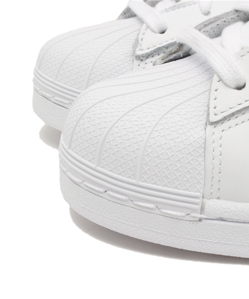 adidas（アディダス）の「オリジナルス スーパースター [Superstar WMNS]（スニーカー・レディース・ホワイト×ホワイト/ホワイト×ブラック・22.5cm/24.0cm/23.0cm/23.5cm/22.0cm/24.5cm/25.0cm/25.5cm）」の6枚目の写真
