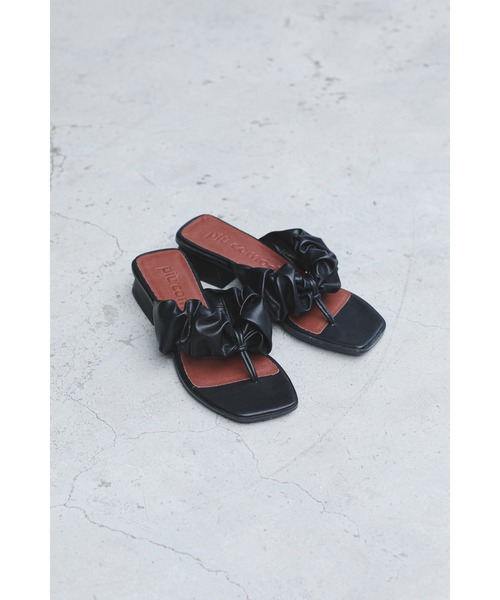 piu comoda（ピュコモダ）の「(piu comoda)ギャザートングサンダル（サンダル・レディース・イエロー/ブラック・37/36/38）」の4枚目の写真