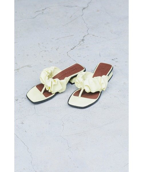 piu comoda（ピュコモダ）の「(piu comoda)ギャザートングサンダル（サンダル・レディース・イエロー/ブラック・37/36/38）」の5枚目の写真