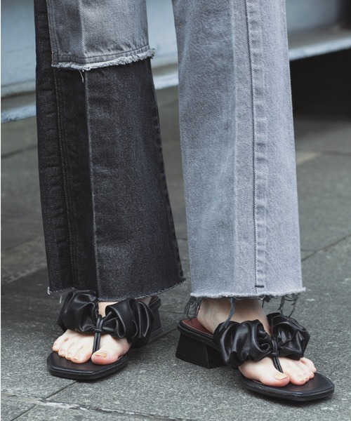 piu comoda（ピュコモダ）の「(piu comoda)ギャザートングサンダル（サンダル・レディース・イエロー/ブラック・37/36/38）」の6枚目の写真