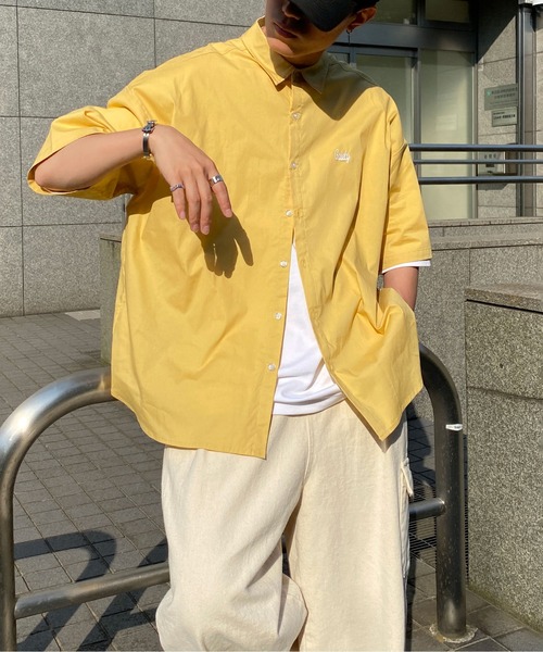 PairPair（ペアペア）の「刺繍入りレギュラーカラーシャツ(ユニセックス)（シャツ/ブラウス・メンズ・グレイッシュブルー/グリーン/イエロー/オフホワイト・MEDIUM/LARGE）」の4枚目の写真