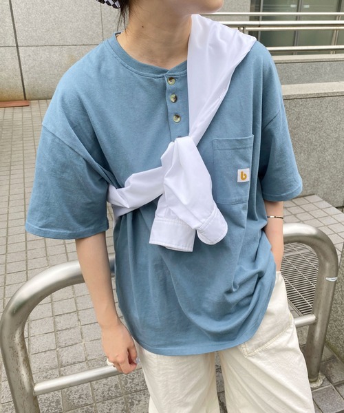 PairPair(ペアペア)の「ワッペン付きヘンリーネックTシャツ(ユニセックス)(Tシャツ/カットソー・メンズ・オフホワイト/グリーン/ボルドー/スミクロ/ブルー系・MEDIUM/LARGE)」の5枚目の写真