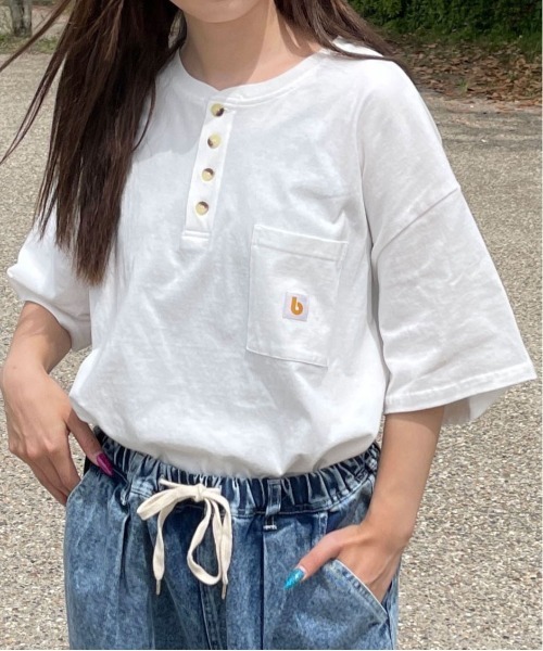 PairPair(ペアペア)の「ワッペン付きヘンリーネックTシャツ(ユニセックス)(Tシャツ/カットソー・メンズ・オフホワイト/グリーン/ボルドー/スミクロ/ブルー系・MEDIUM/LARGE)」の2枚目の写真