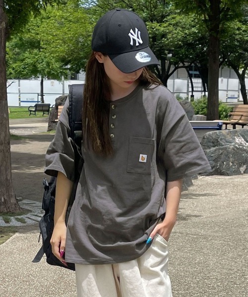 PairPair(ペアペア)の「ワッペン付きヘンリーネックTシャツ(ユニセックス)(Tシャツ/カットソー・メンズ・オフホワイト/グリーン/ボルドー/スミクロ/ブルー系・MEDIUM/LARGE)」の3枚目の写真