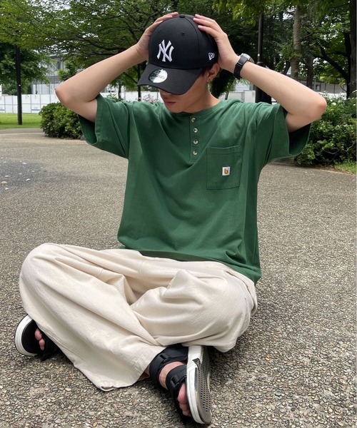 PairPair(ペアペア)の「ワッペン付きヘンリーネックTシャツ(ユニセックス)(Tシャツ/カットソー・メンズ・オフホワイト/グリーン/ボルドー/スミクロ/ブルー系・MEDIUM/LARGE)」の4枚目の写真