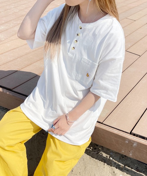 PairPair(ペアペア)の「ワッペン付きヘンリーネックTシャツ(ユニセックス)(Tシャツ/カットソー・メンズ・オフホワイト/グリーン/ボルドー/スミクロ/ブルー系・MEDIUM/LARGE)」の6枚目の写真