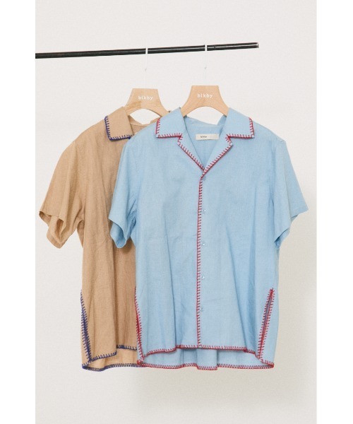 BLACK BY MOUSSY(ブラックバイマウジー)の「stitch open collar shirt(ステッチオープンカラーシャツ)(シャツ/ブラウス・レディース・ライトブルー/ベージュ・FREE)」の2枚目の写真