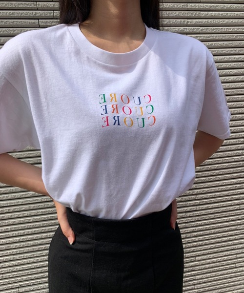 cuorequal(クオレコール)の「逆さまCUOREレインボーカラーロゴ半袖Tシャツ(Tシャツ/カットソー・レディース・ホワイト・MEDIUM/LARGE)」の1枚目の写真