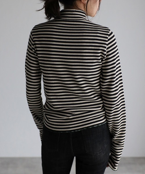 mi via loca(ミヴィアロカ)の「ボーダー前あきハイネックトップス(Tシャツ/カットソー・レディース・ホワイト系/ブラウン系/ベージュ系・FREE)」の6枚目の写真
