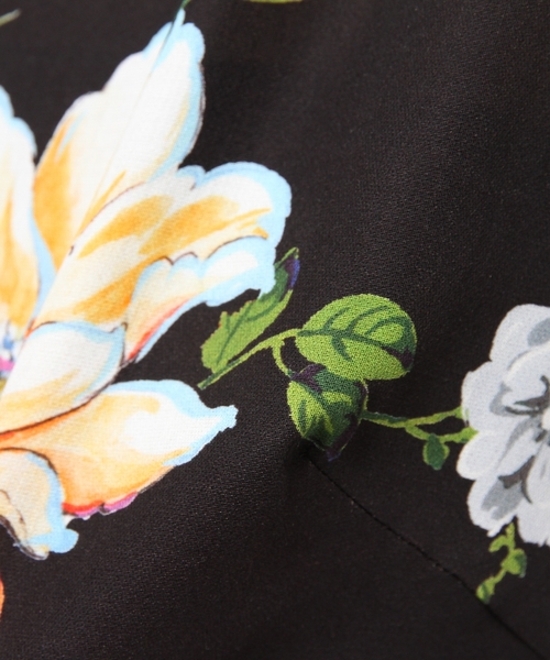 GRACE CONTINENTAL(グレースコンチネンタル)の「ボタニカルプリントトップ(その他トップス・レディース・ホワイト/ブラック・36/38)」の3枚目の写真