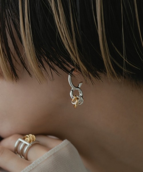 LAPUIS(ラピュイ)の「LAPUIS(ラピュイ)Coil Twist ピアス(ピアス(両耳用)・レディース・シルバー/ゴールド/マルチ・FREE)」の1枚目の写真