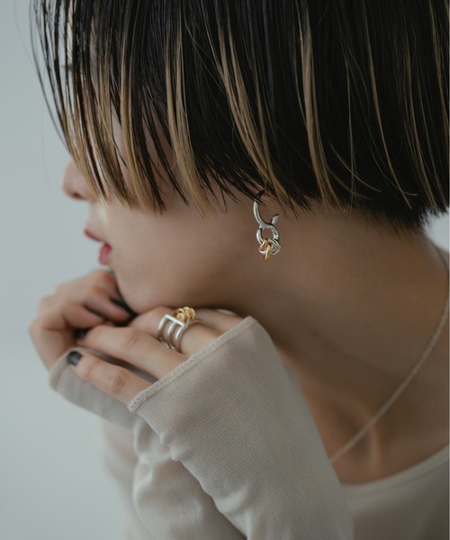 LAPUIS(ラピュイ)の「LAPUIS(ラピュイ)Coil Twist ピアス(ピアス(両耳用)・レディース・シルバー/ゴールド/マルチ・FREE)」の8枚目の写真